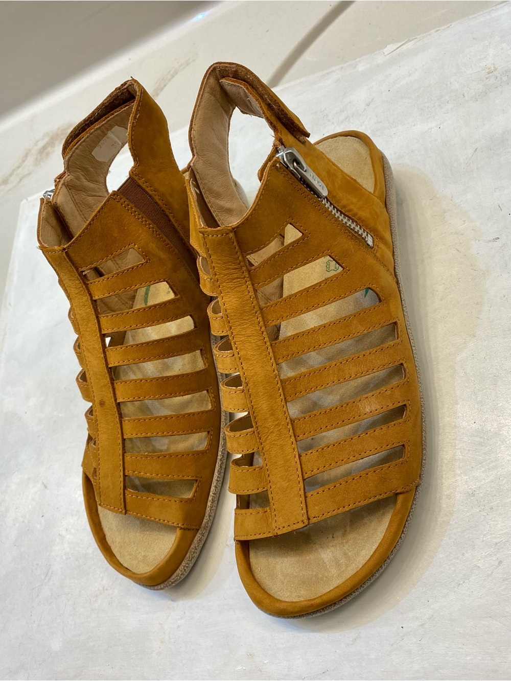 NAOT Women Pitau Size 39, US ladies size 8, excellent condition clean interior
